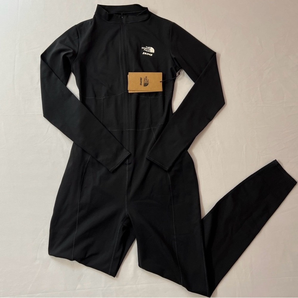 SKIMS x The North Face TNF Bodysuit
Onesie Jumpsuit Refina Black